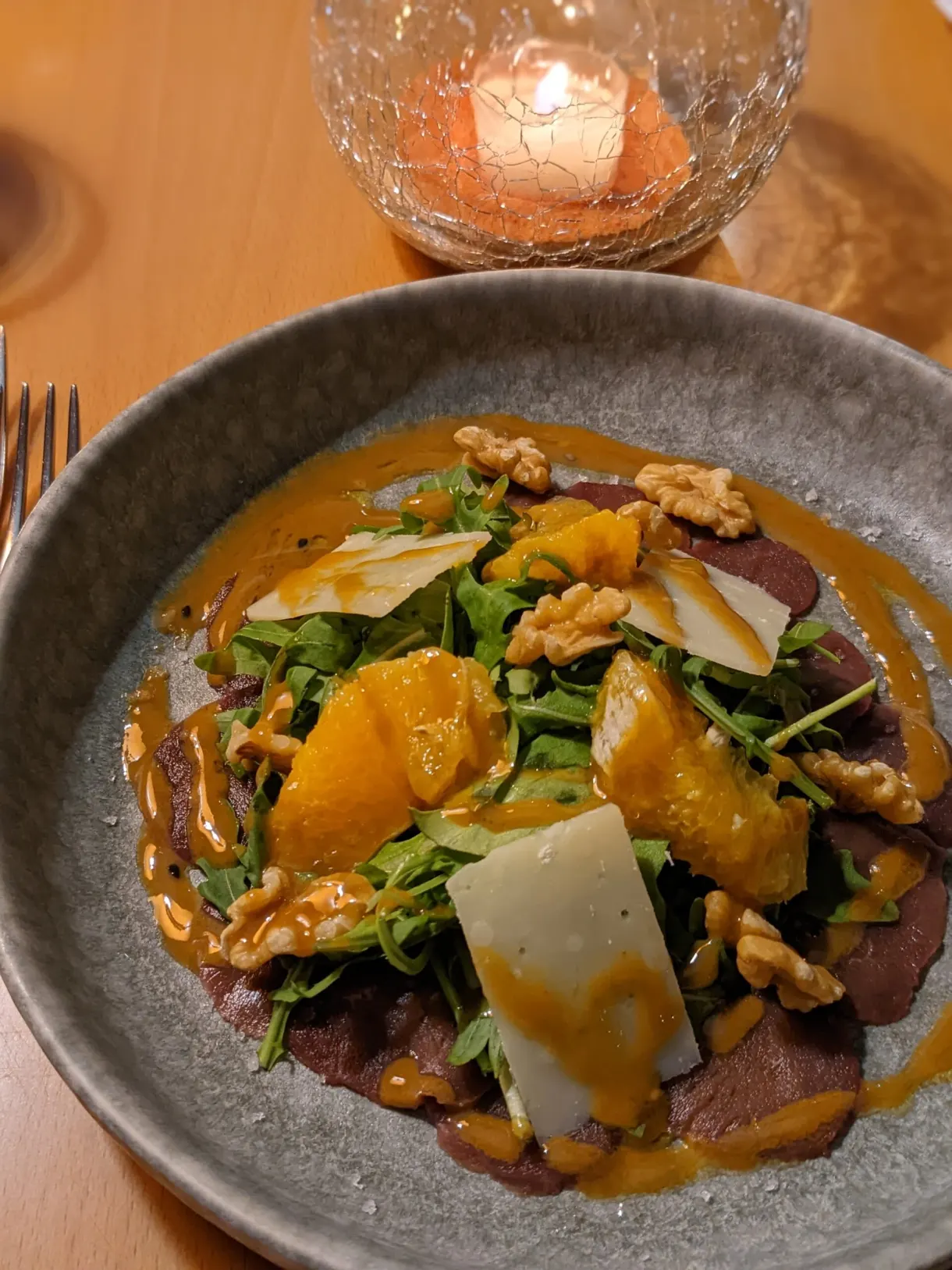 Carpaccio aux noix, orange et copeaux de fromage