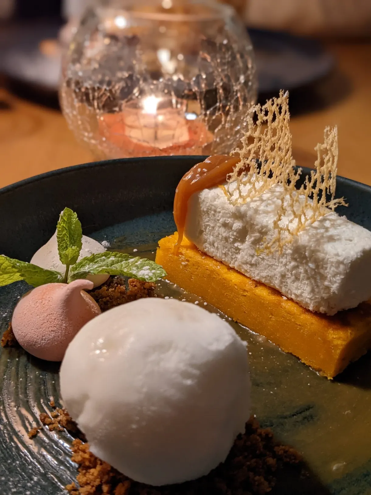 Dessert glacé et tuile caramel dressés à l'assiette