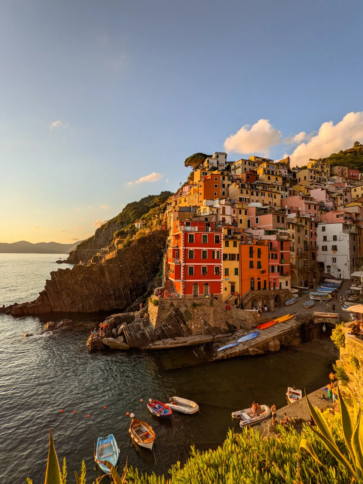 Village aux façades colorées agrippé à son rocher, en Ligurie