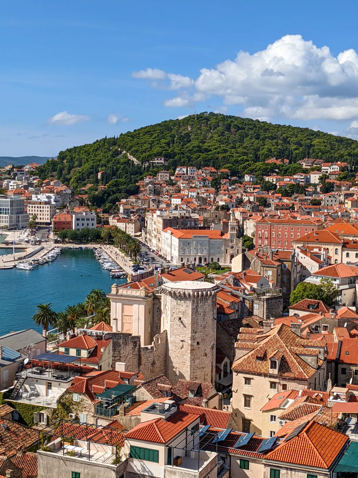 Barques de pêche colorées amarrées devant la vieille ville de Split
