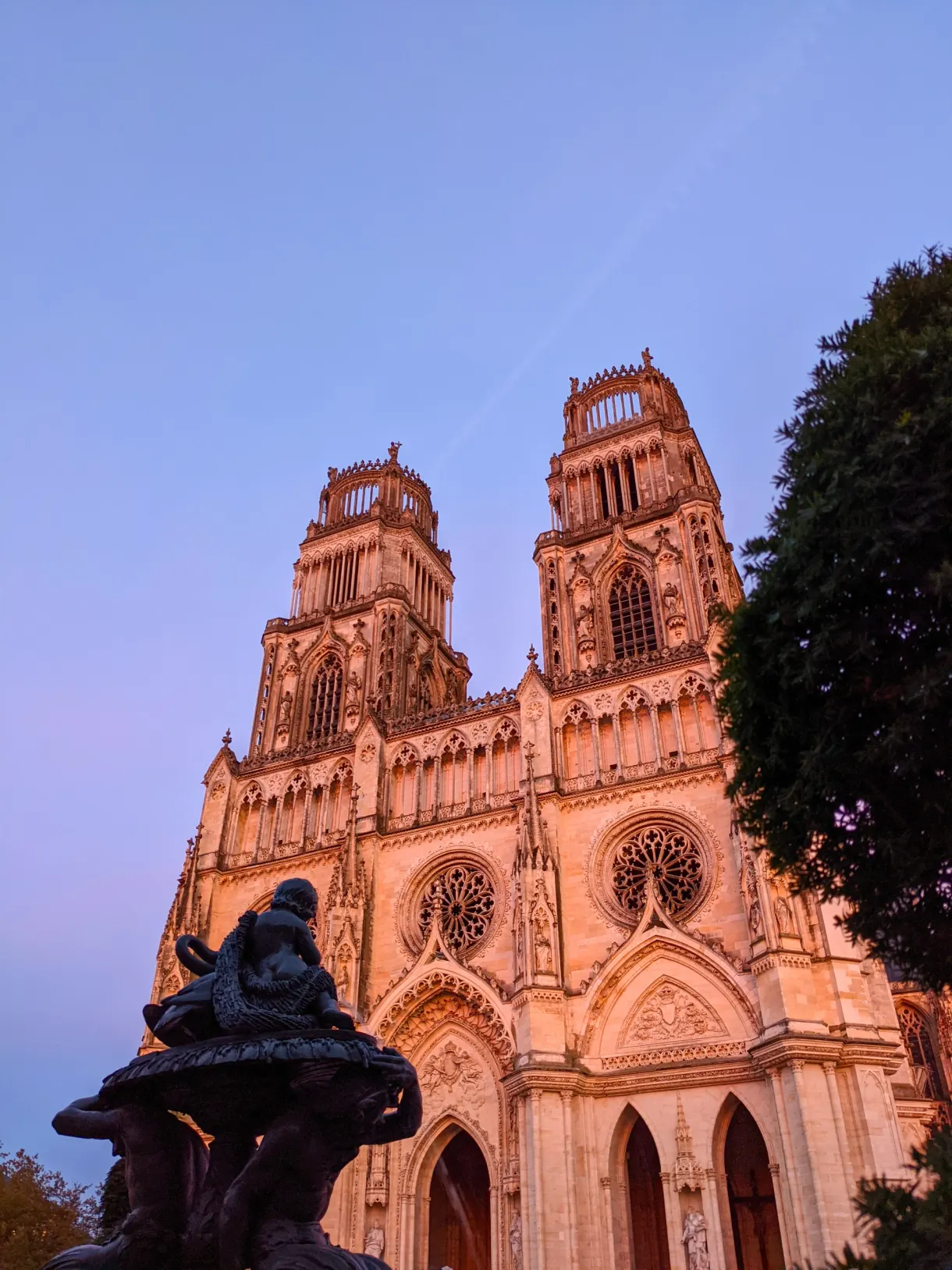 Façade gothique de la cathédrale Sainte-Croix d'Orléans