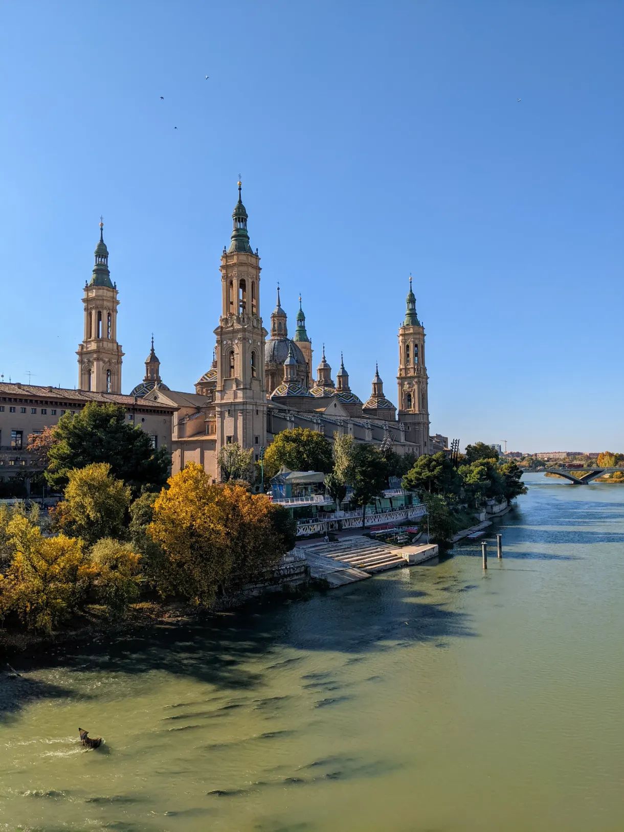 Basilique du Pilar reflétée dans les eaux de l'Èbre