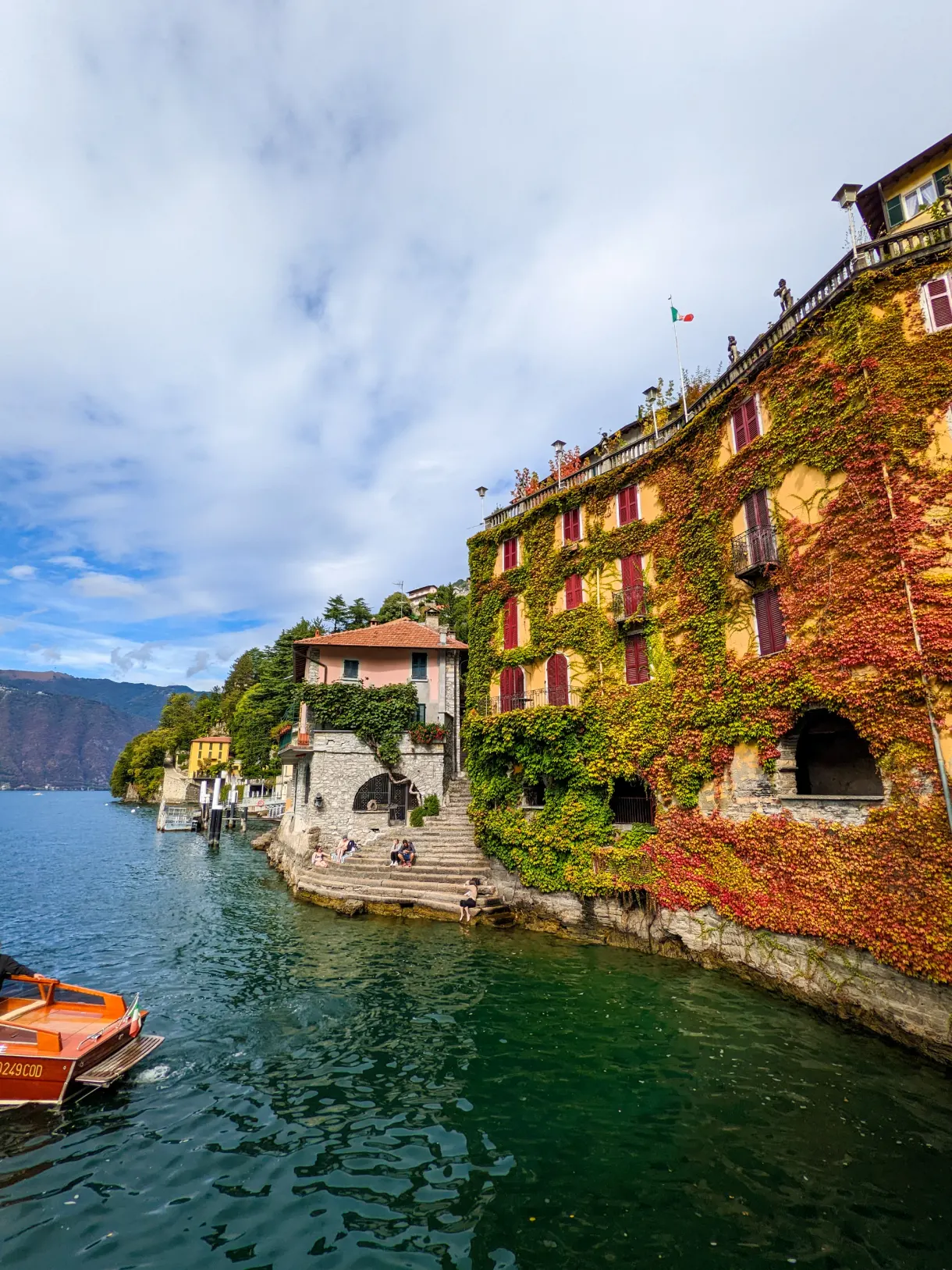 Maisons aux toits de tuiles au bord du lac de Côme
