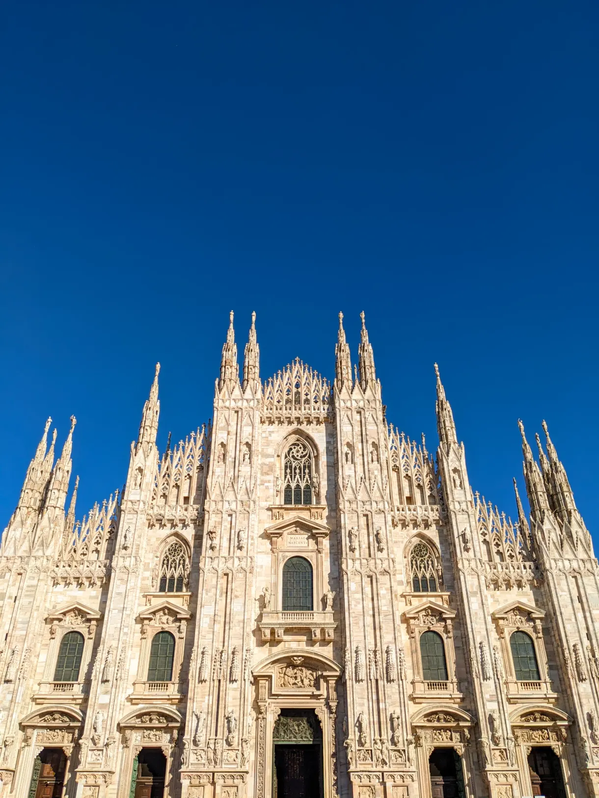 Façade de marbre blanc du Duomo hérissée de flèches gothiques