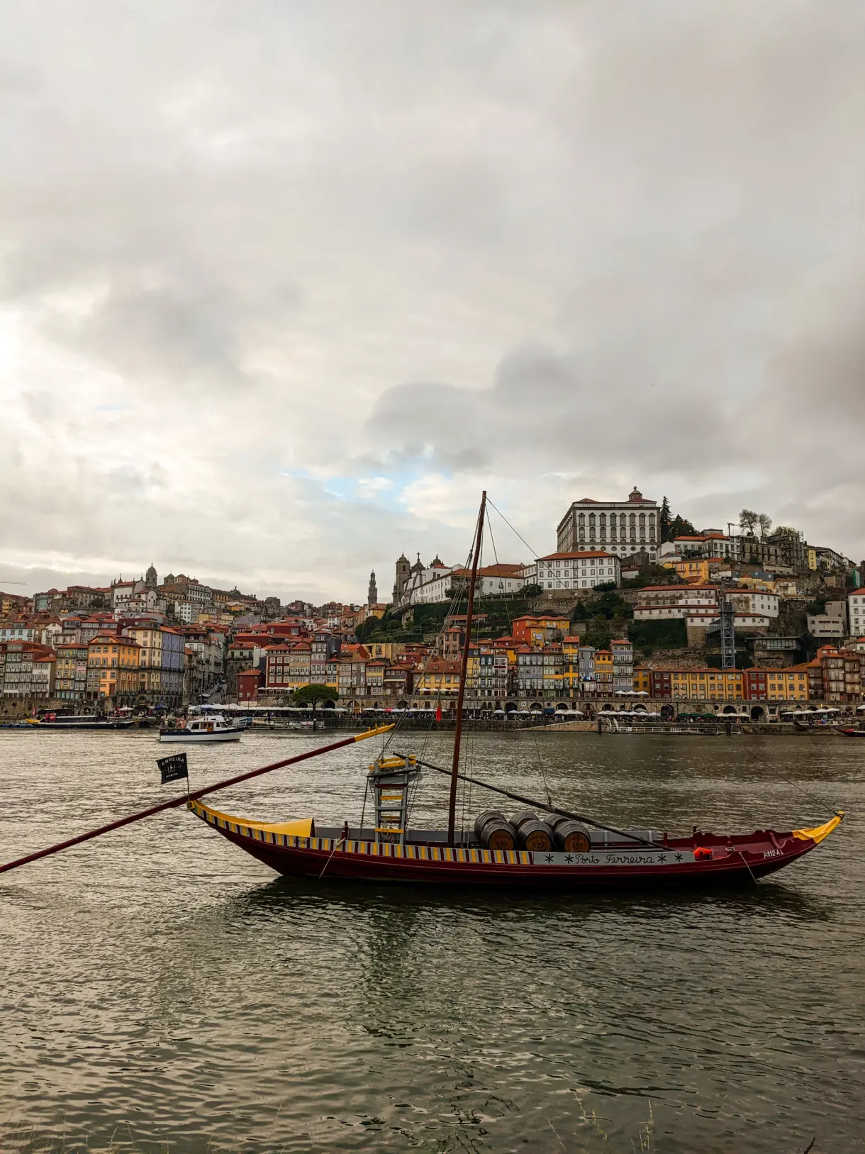 Pont métallique et façades en gradins au-dessus du Douro