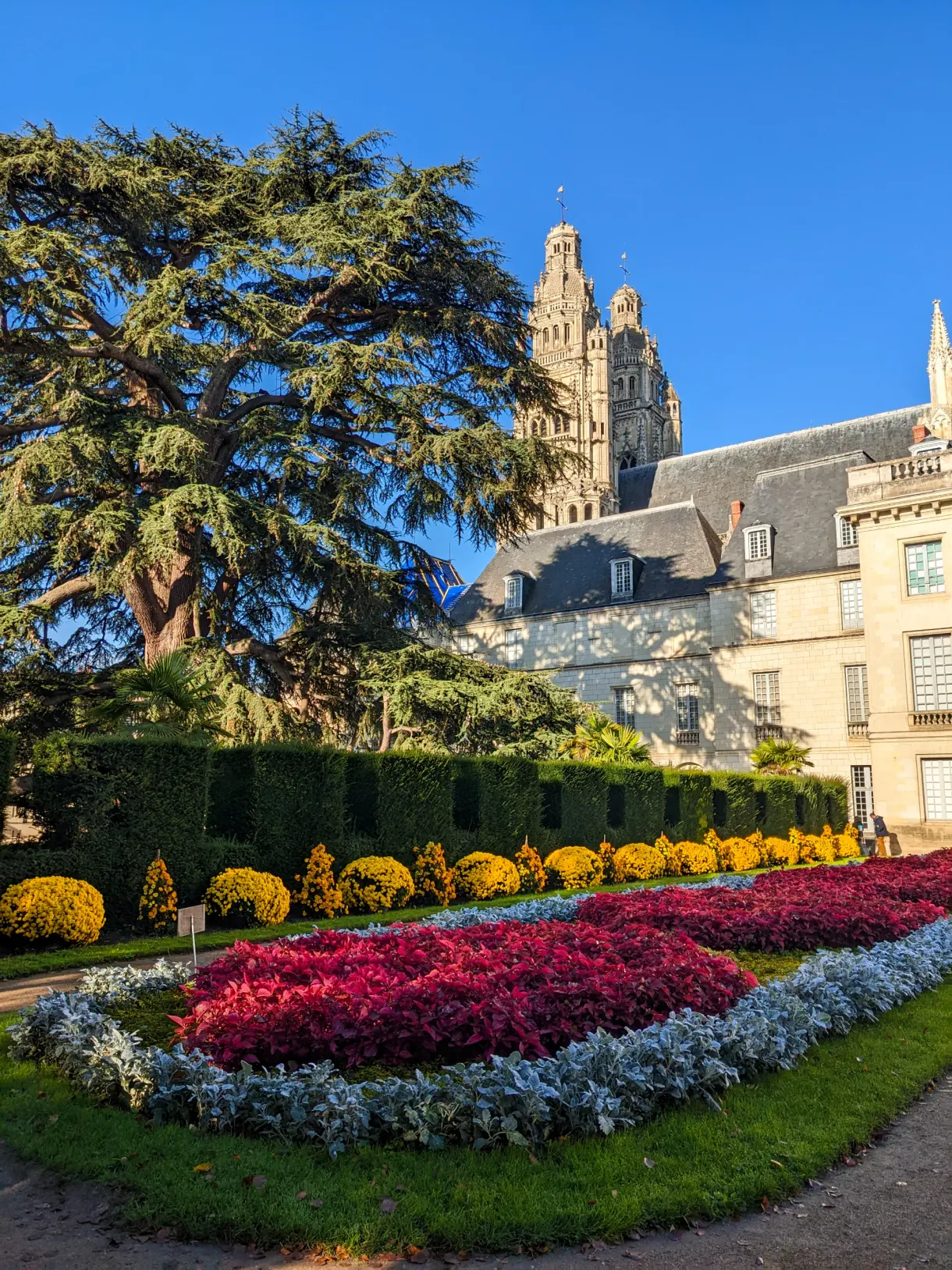 Titre Tours devant la cathédrale et les parterres fleuris du jardin