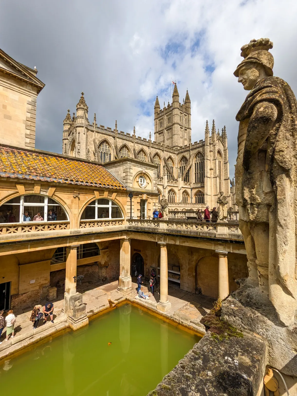 thermes historiques de Bath avec la cathédrale en arrière-plan du bassin