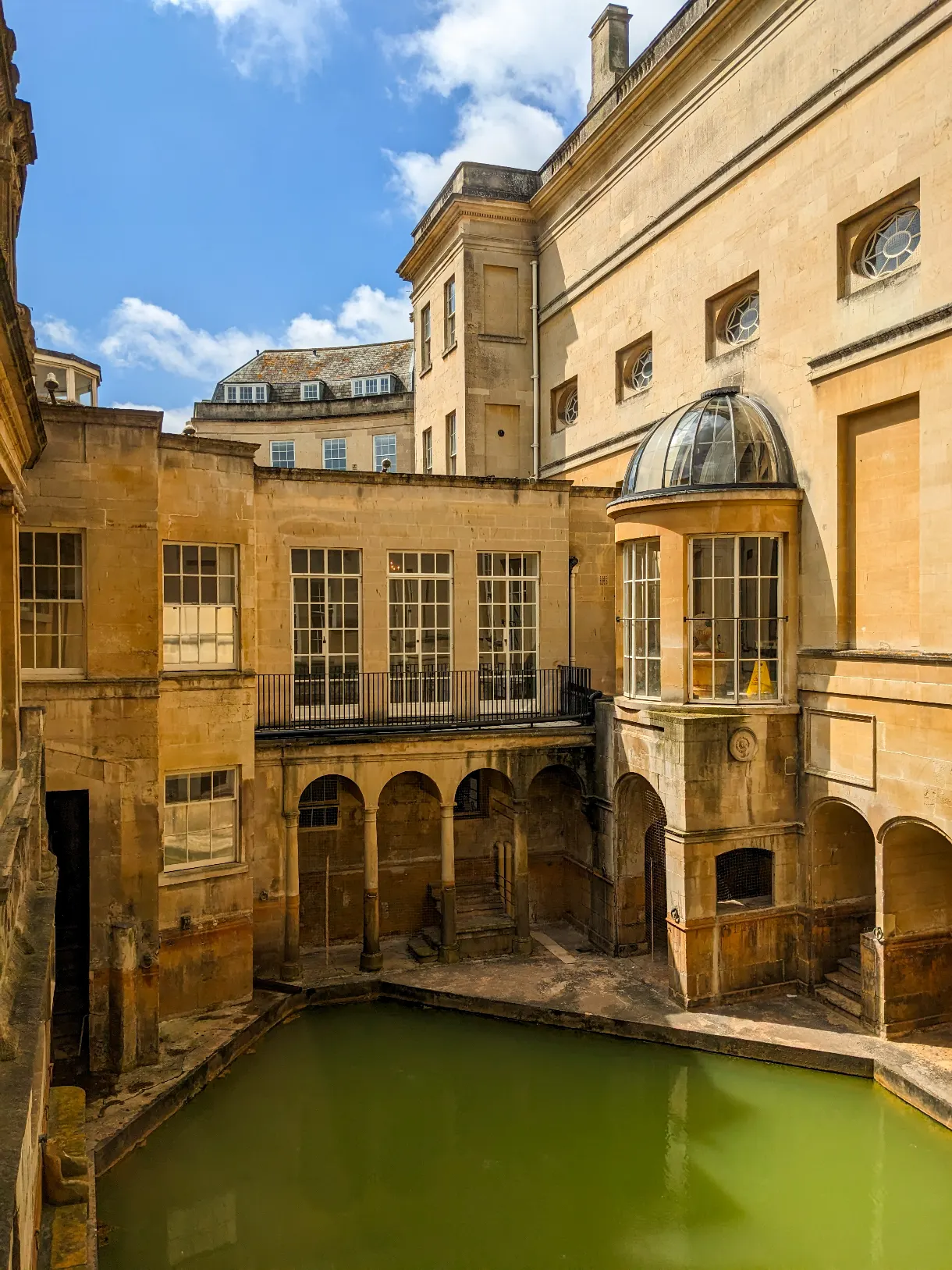 Thermes romains de Bath avec l'eau verte au soleil