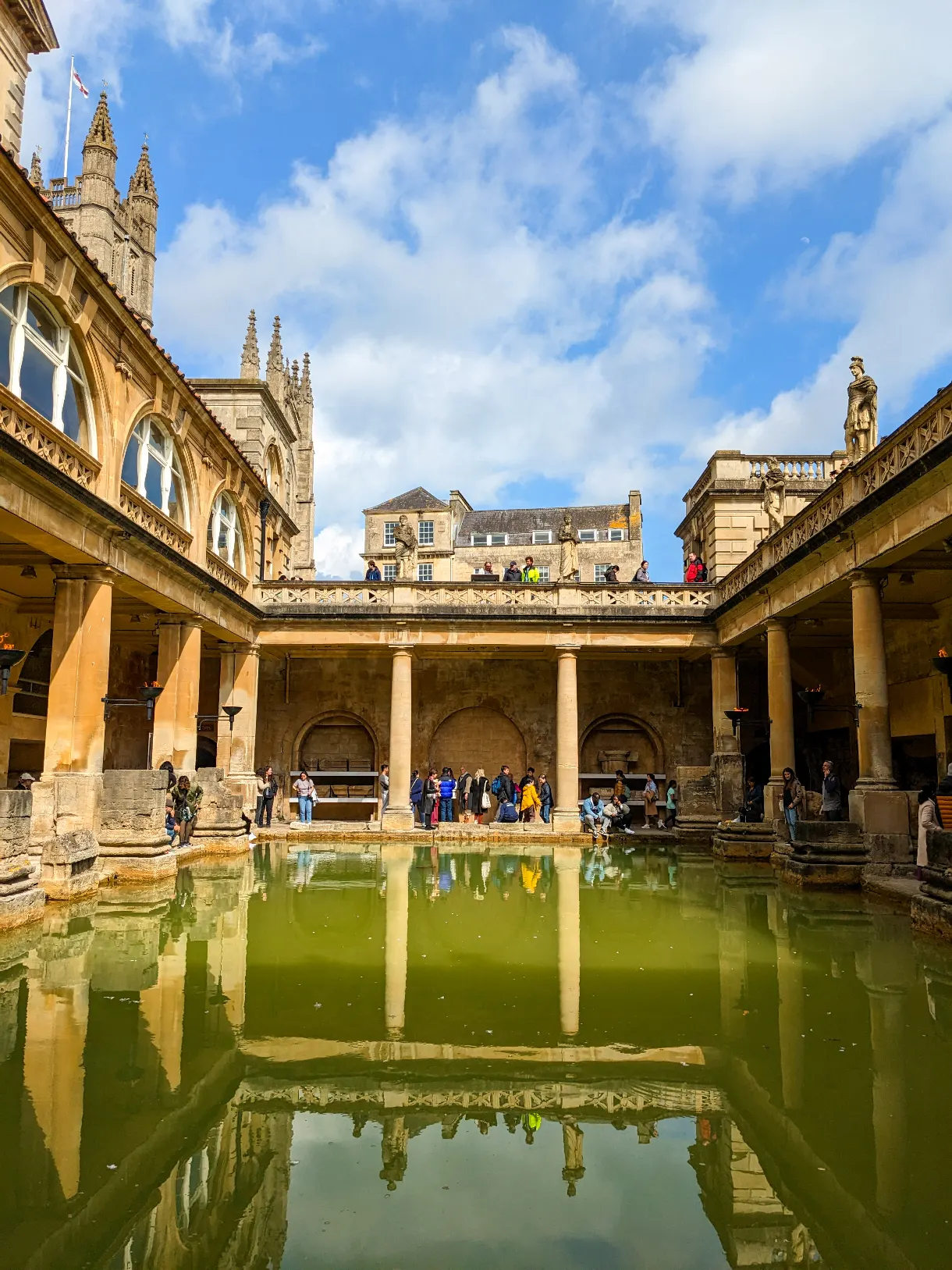 Thermes romains de Bath avec l'eau verte au soleil reflet dans l'eau