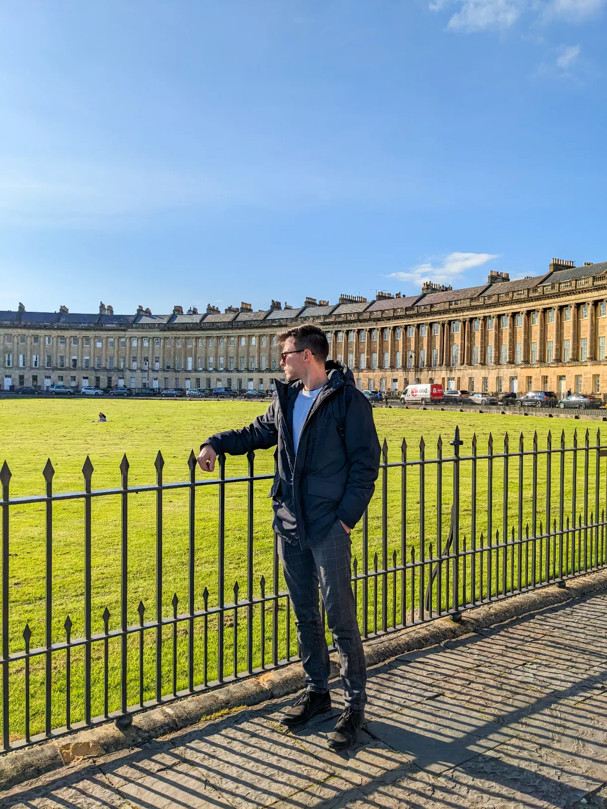 Romain devant la place circulaire The Crescent à Bath