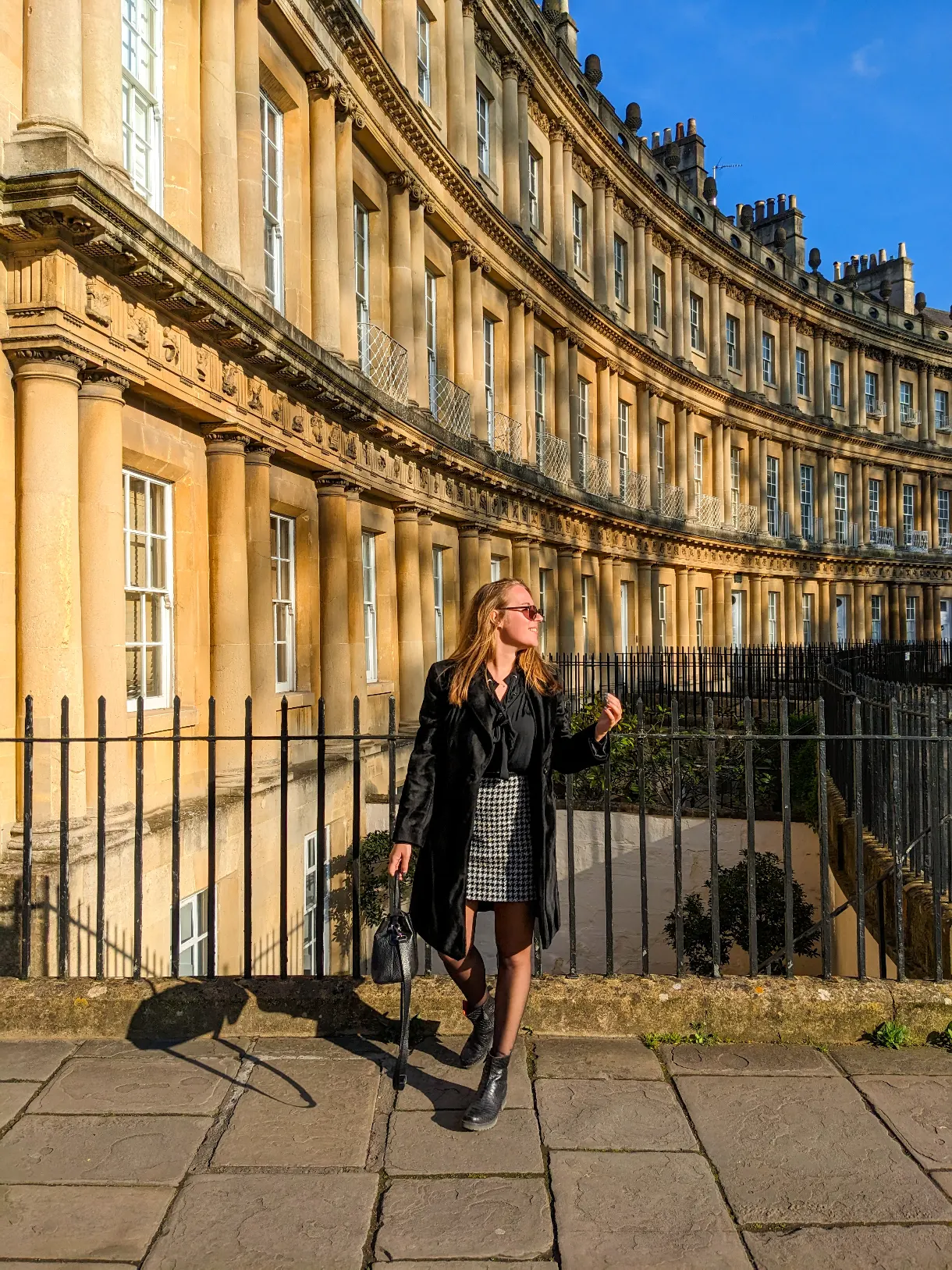 Marie devant la place circulaire The Circus à Bath