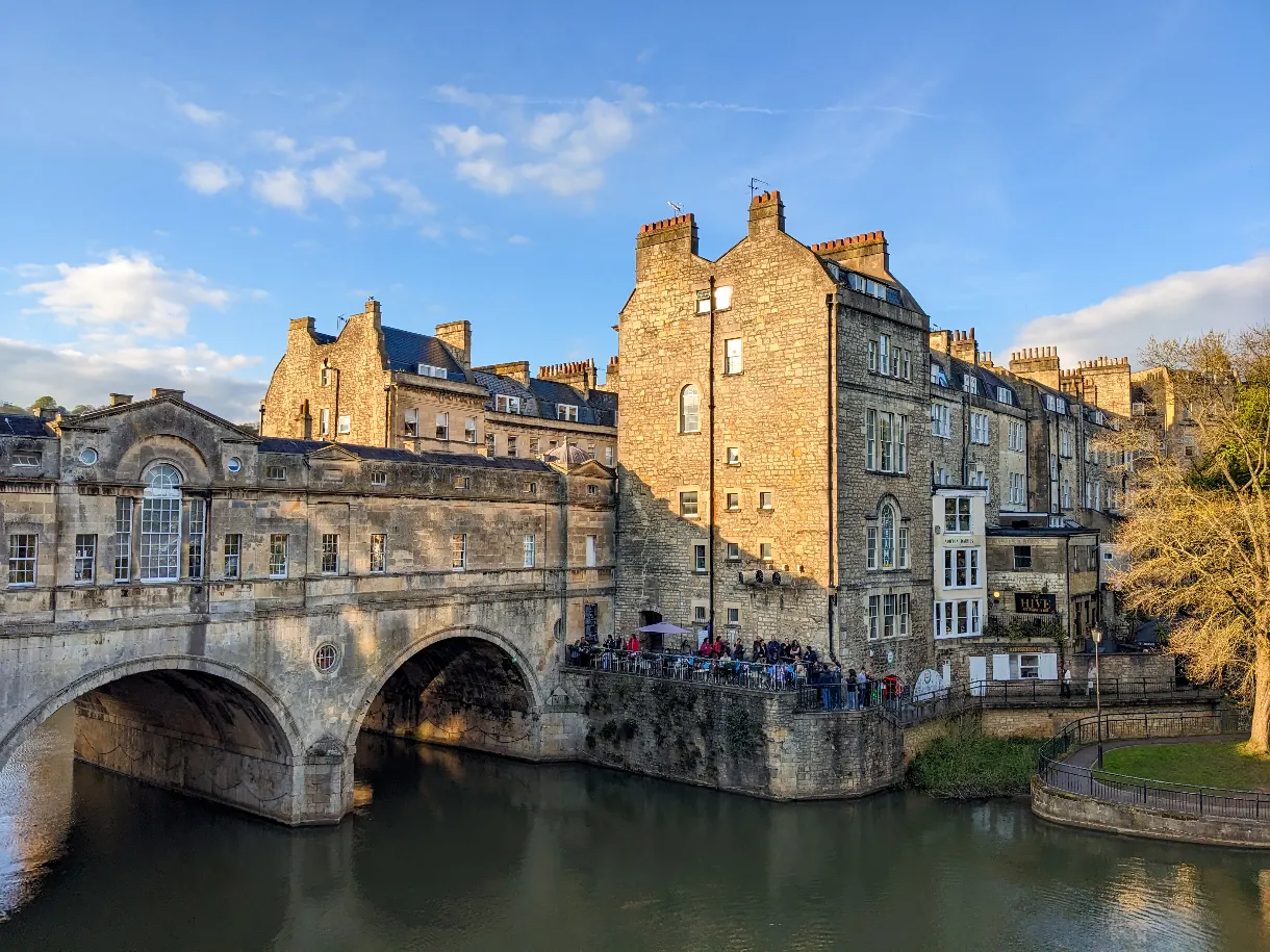 vue sur le pultney bridge à Bath avec du ciel bleu