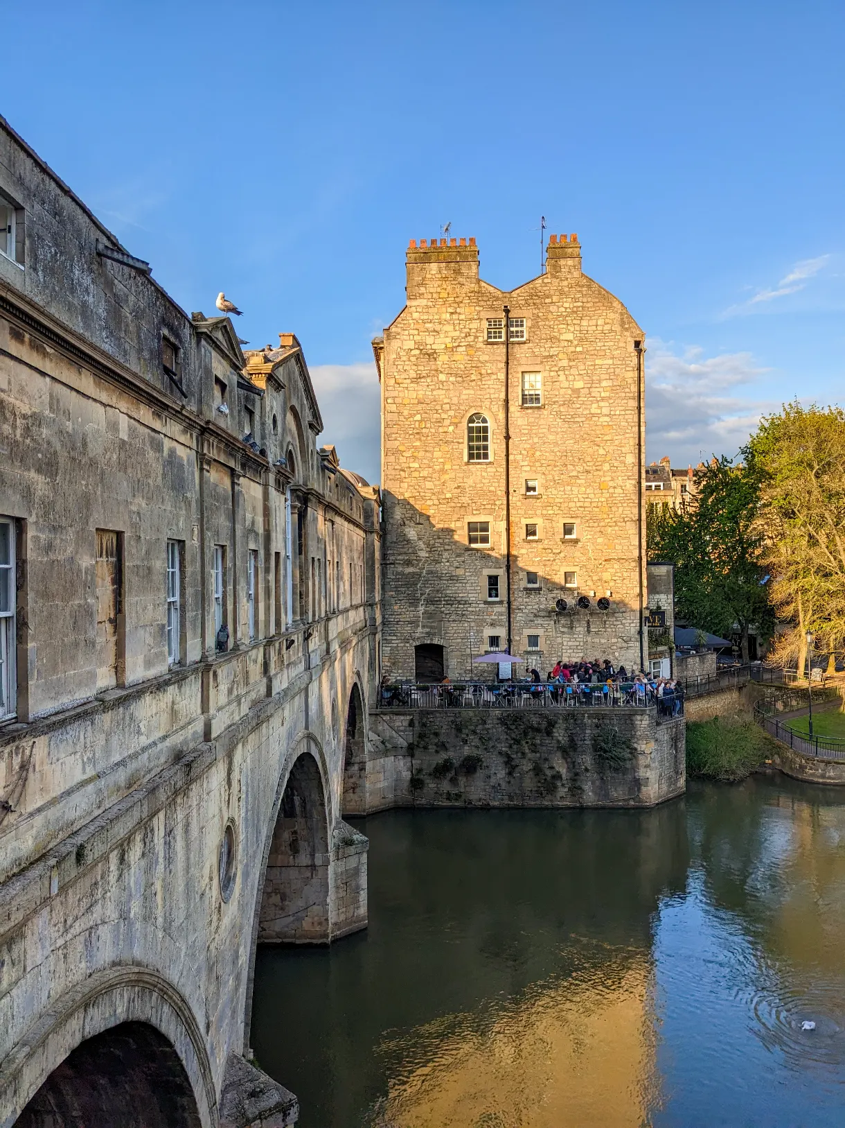 vue sur le pultney bridge à Bath avec du ciel bleu