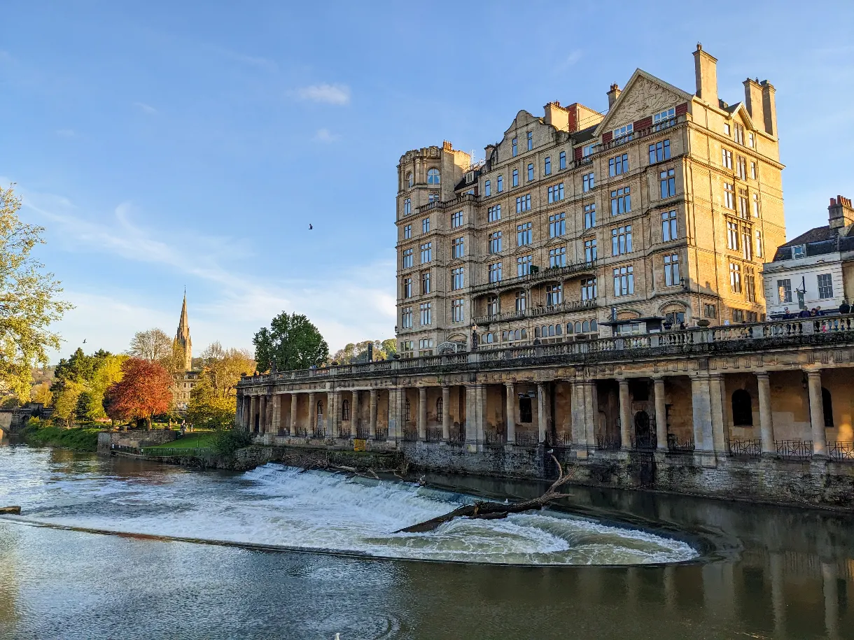 bâtiment en pierre de Bath au bord de la rivière Avon