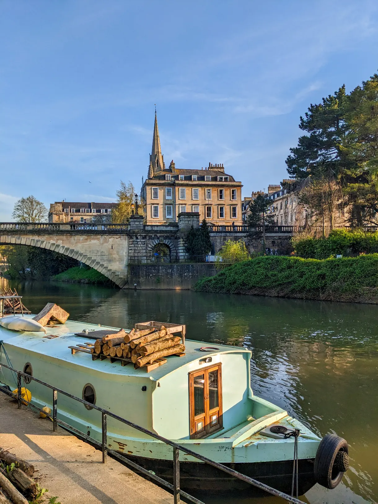 péniche sur la rivière Avon à Bath sous le soleil