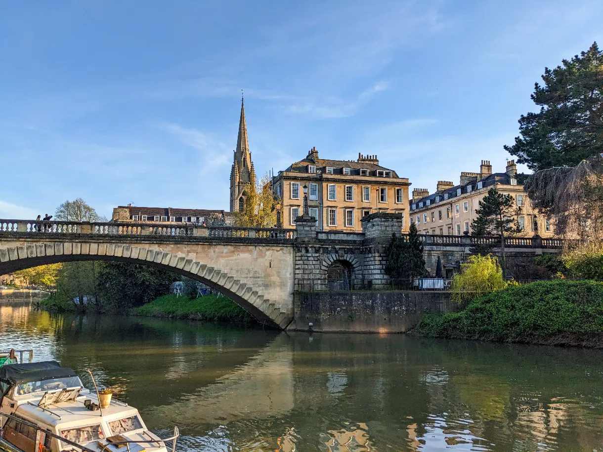 vue de la ville de bath avec un pont et une église en arrière-plan