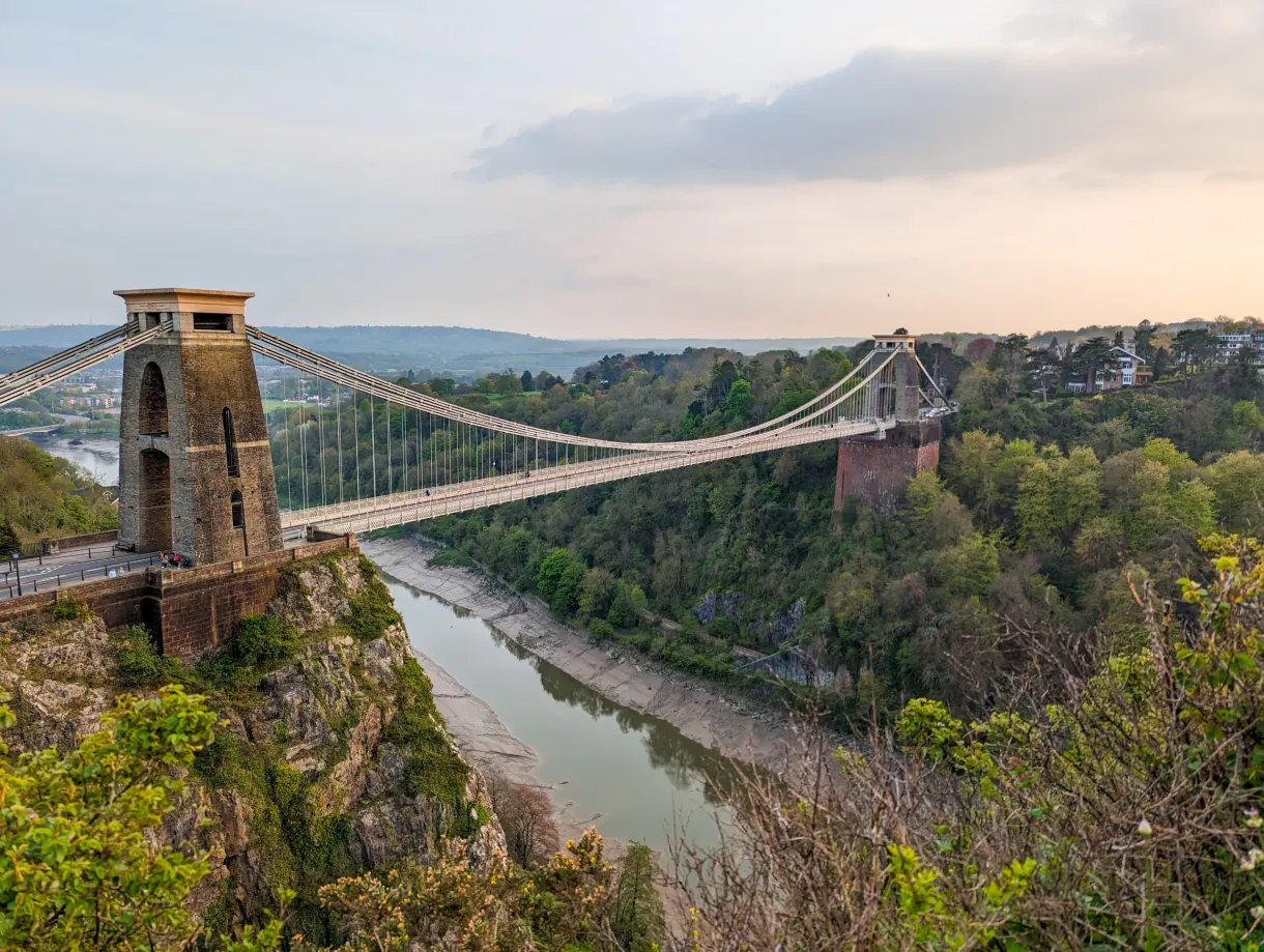 Pont suspendu de Clifton enjambant la gorge boisée