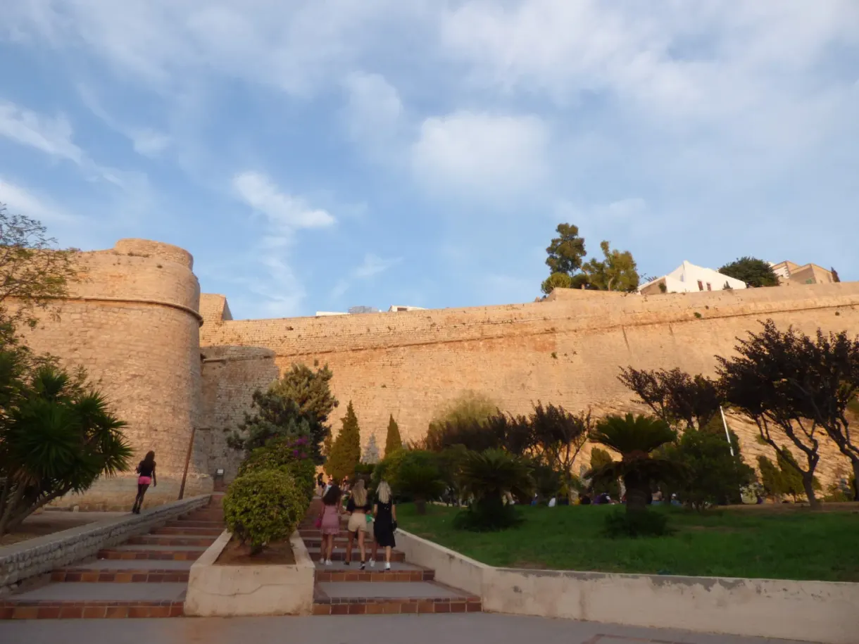 Bastion de pierre dorée de Dalt Vila et son escalier fleuri