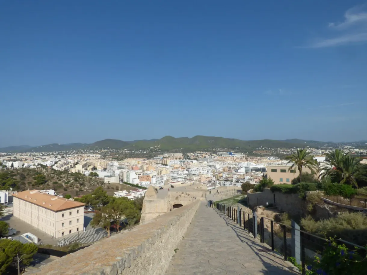 Chemin de ronde des remparts dominant les toits blancs