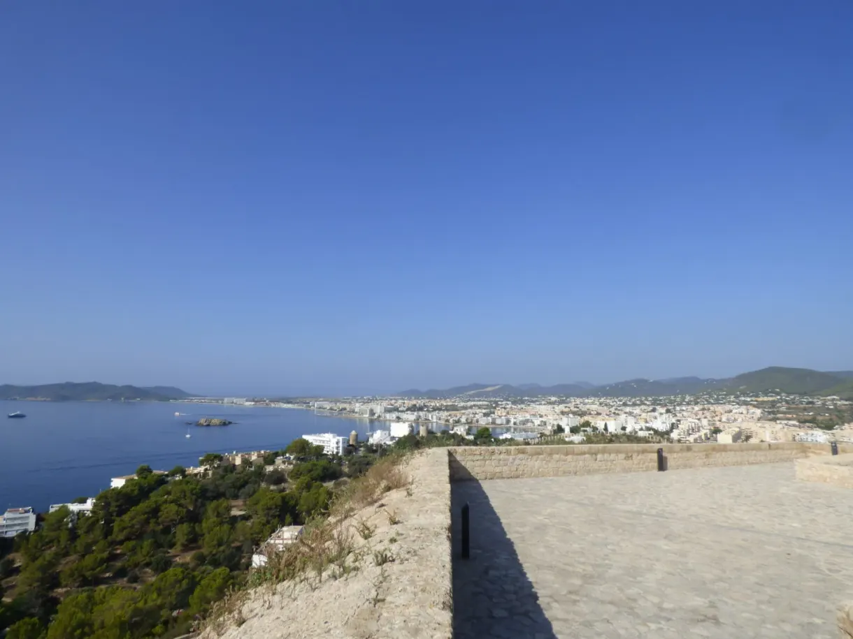 Terrasse de bastion ouverte sur la mer et la ville