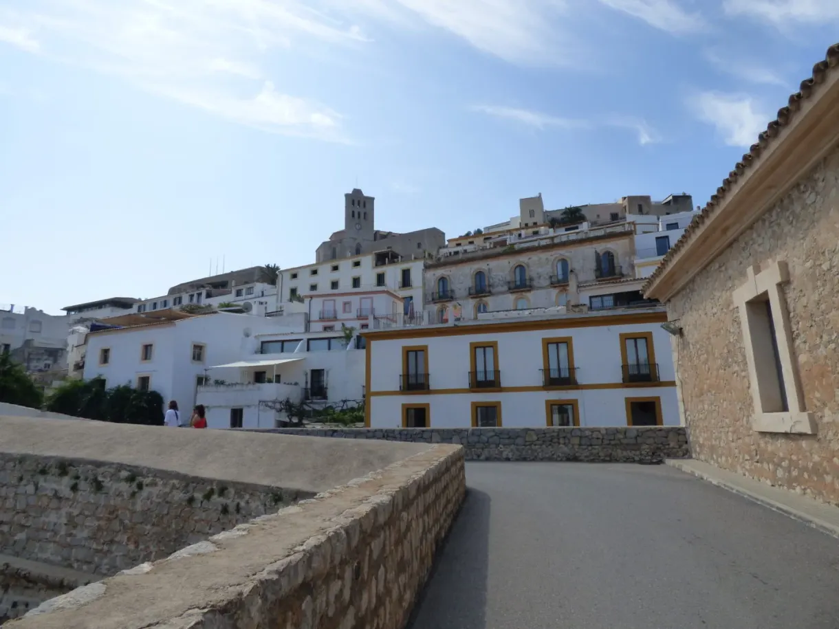 Ruelle en pente vers la cathédrale de Dalt Vila
