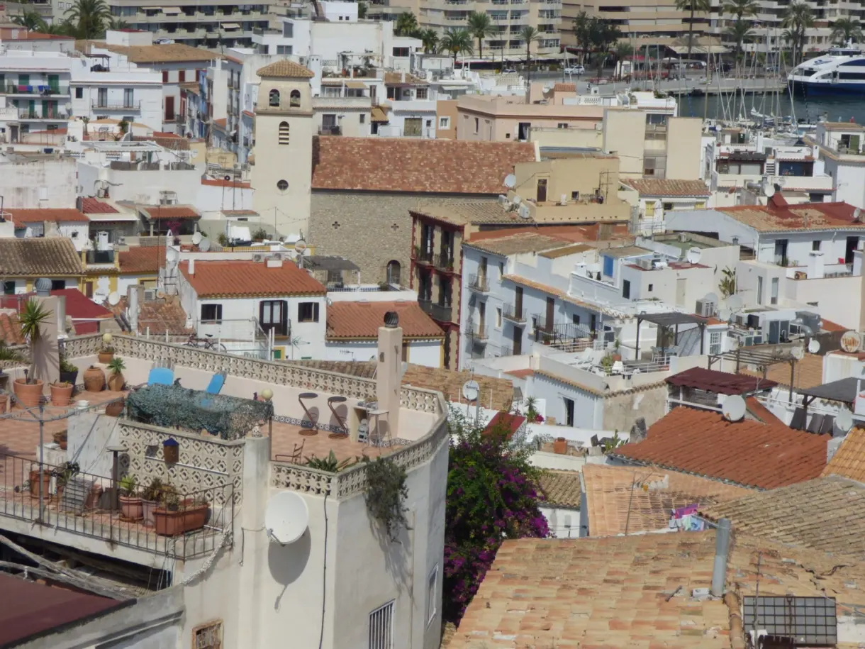 Enchevêtrement de toits de tuiles et terrasses au-dessus du port