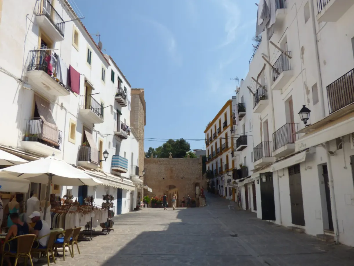 Terrasse de café installée dans une ruelle de la vieille ville