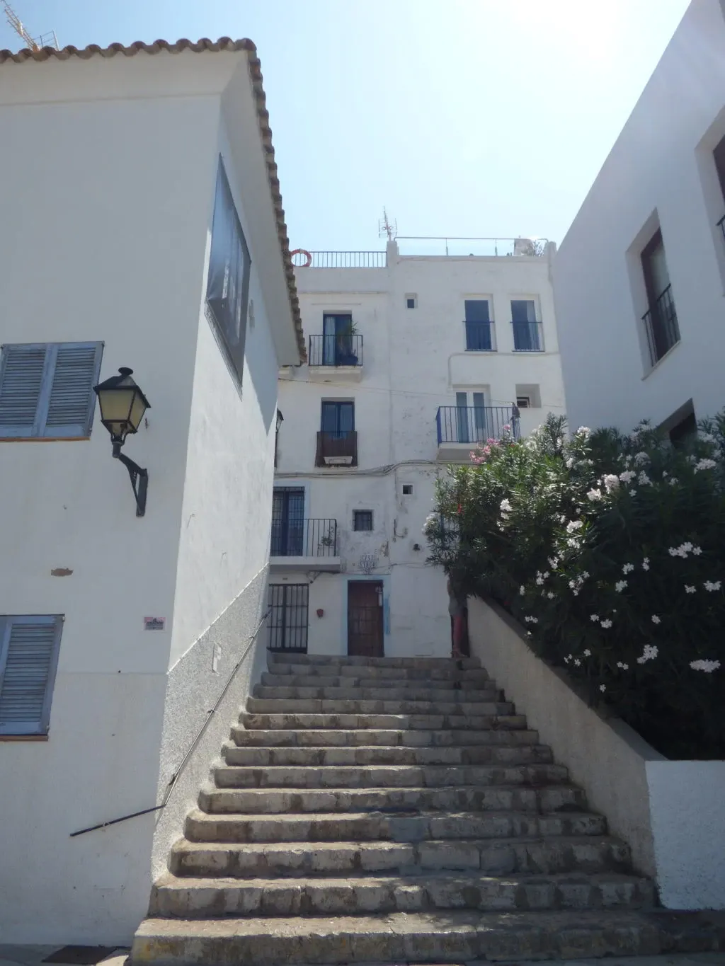 Escalier de pierre grimpant entre des maisons blanchies