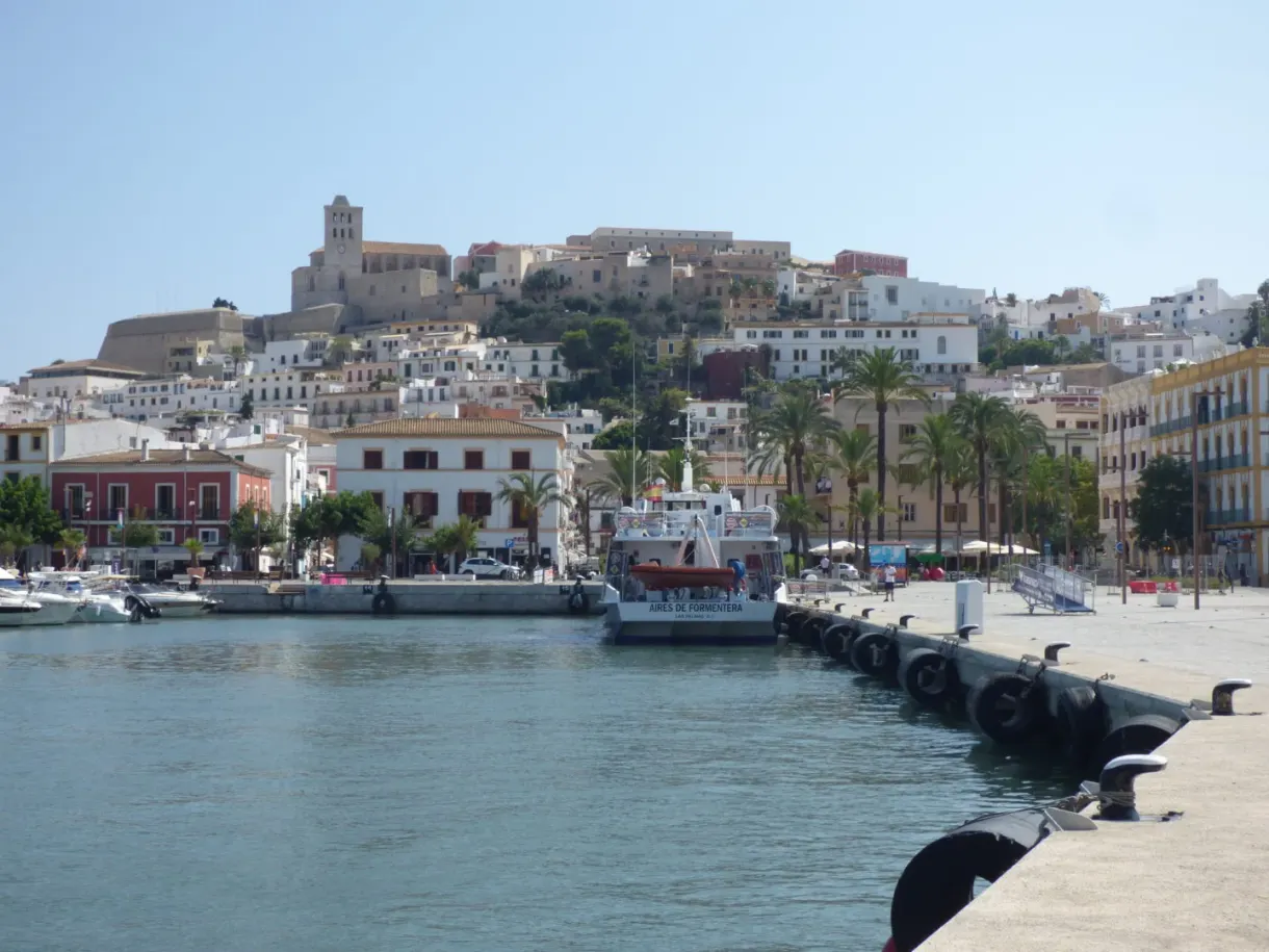 Quai du port face à la citadelle perchée