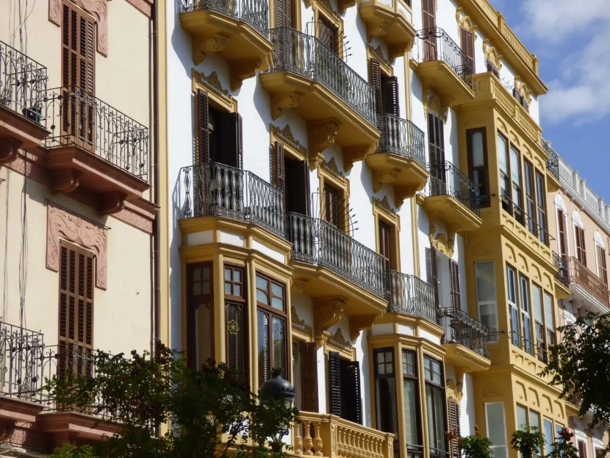 Alignement de balcons et façades jaunes du centre-ville