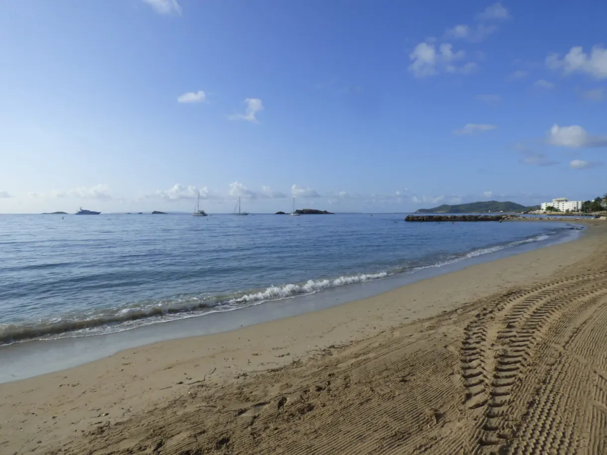 Sable ratissé au petit matin devant une mer calme