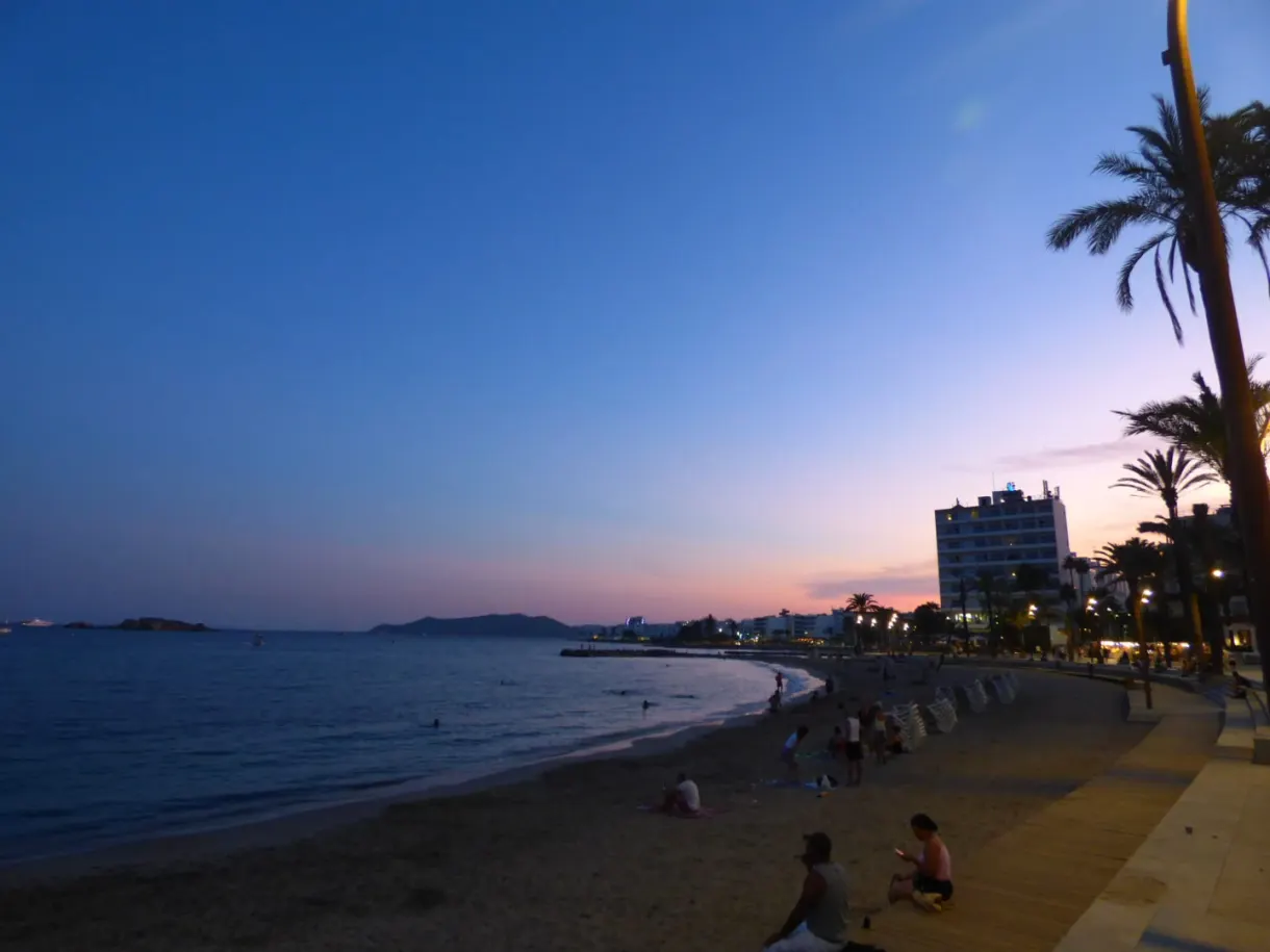Crépuscule rose et bleu sur la plage animée