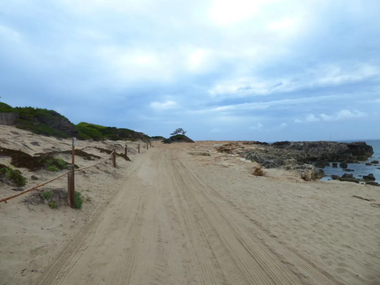 Piste de sable filant entre dunes et rochers