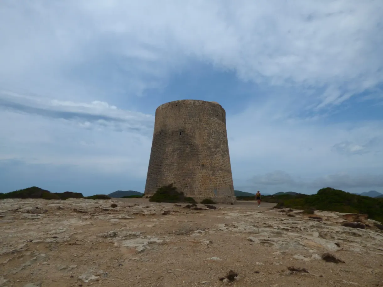 Tour de guet ronde en pierre dressée sur le cap