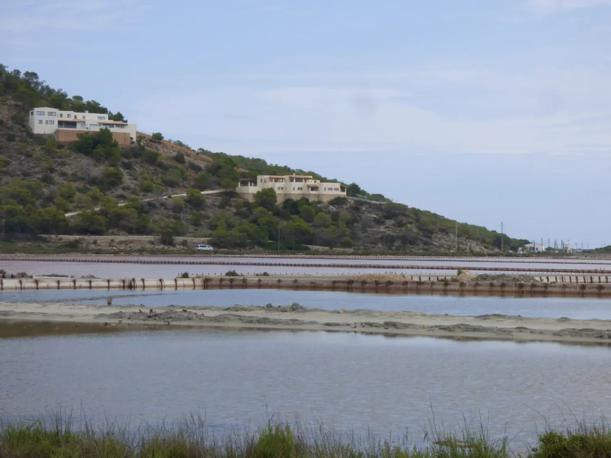 Étendue plate des salins face aux maisons blanches