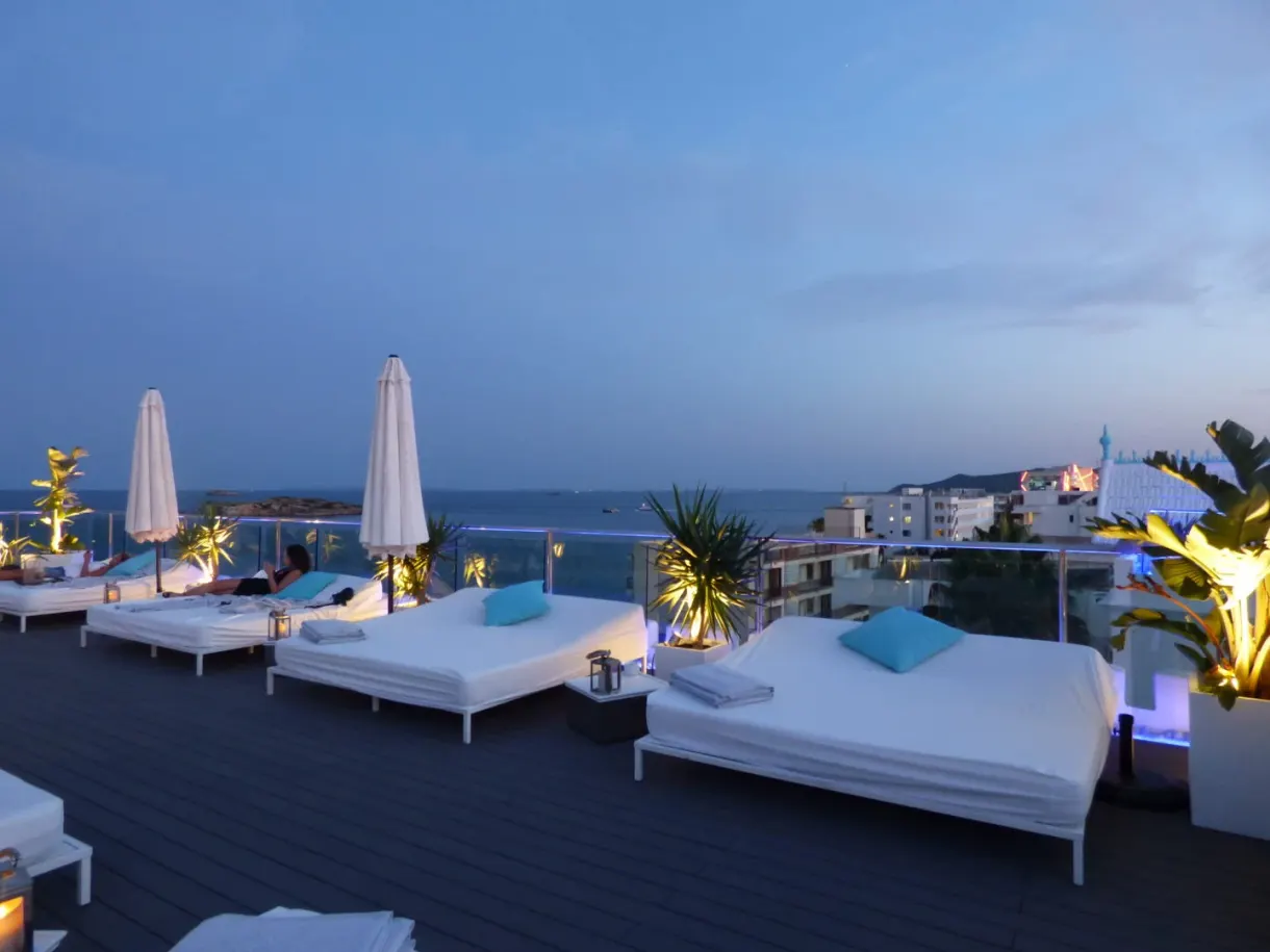 Lits de repos blancs d'un rooftop au crépuscule