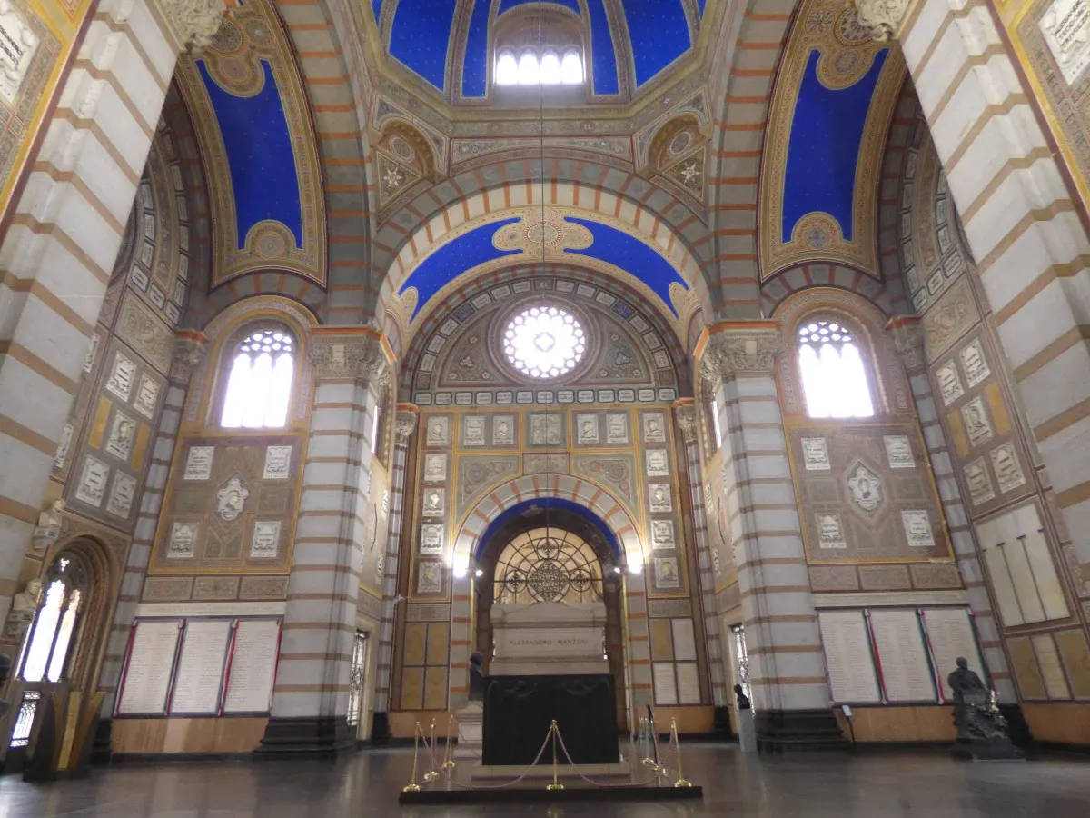 Intérieur voûté au décor bleu et or du Famedio