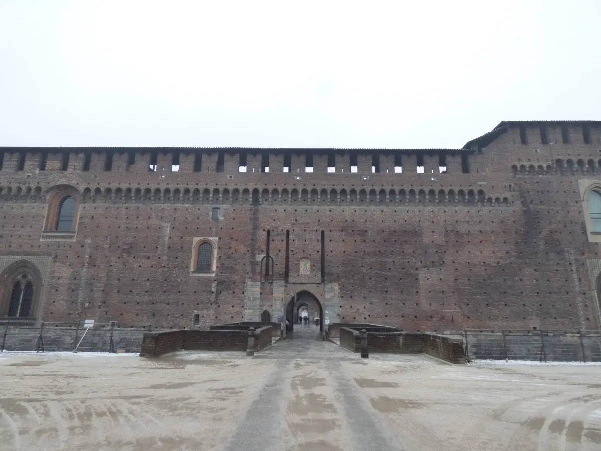 Rempart de brique du château des Sforza et sa porte basse