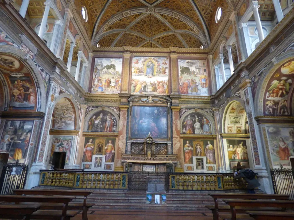 Chœur d'église entièrement couvert de fresques peintes