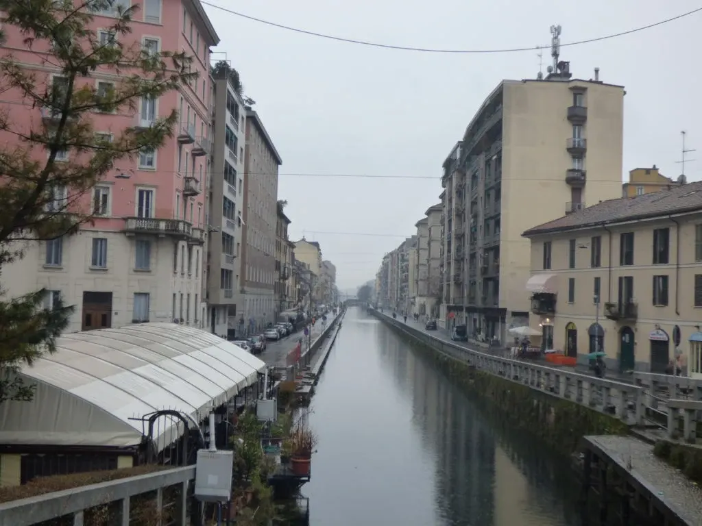Canal des Navigli bordé de terrasses et d'immeubles pastel