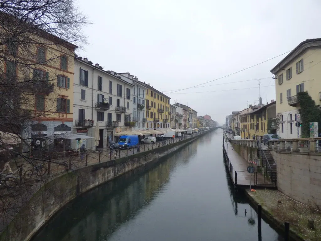 Longue perspective du canal entre les façades ocre