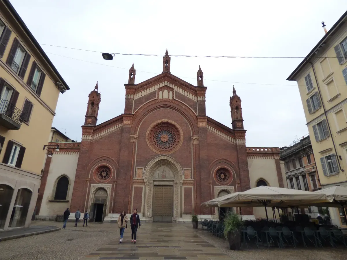 Église gothique de brique rouge sur une petite place