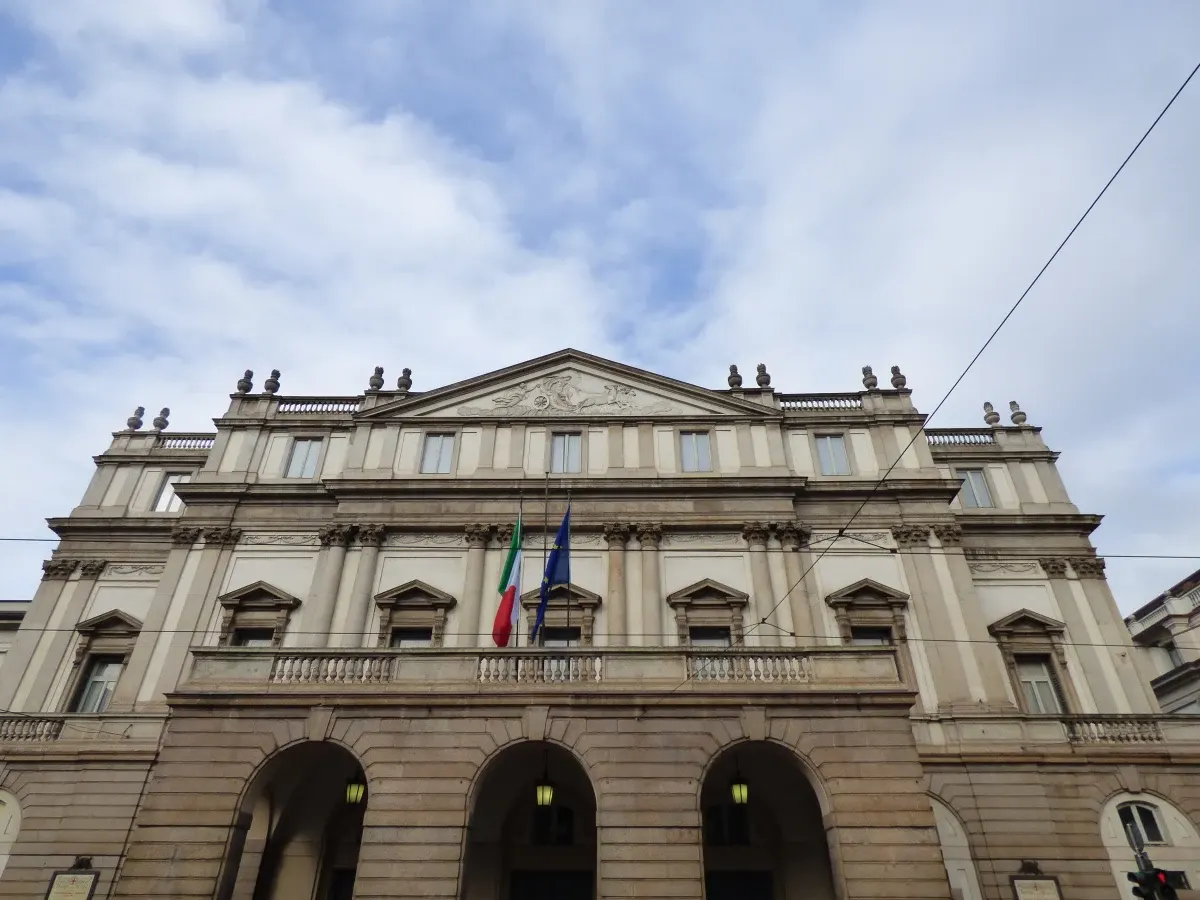 Façade de la Scala sous un ciel de traîne
