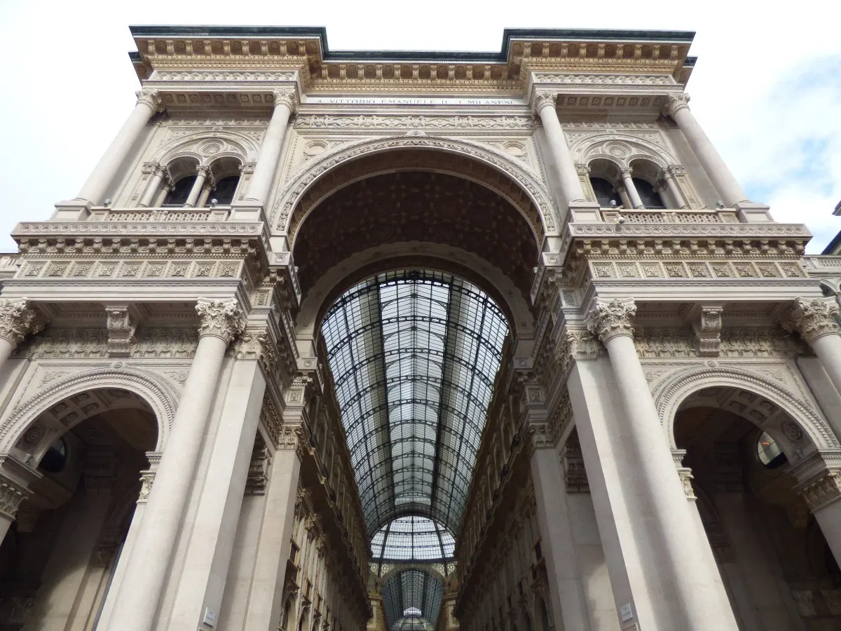 Arche d'entrée monumentale de la galerie en contre-plongée