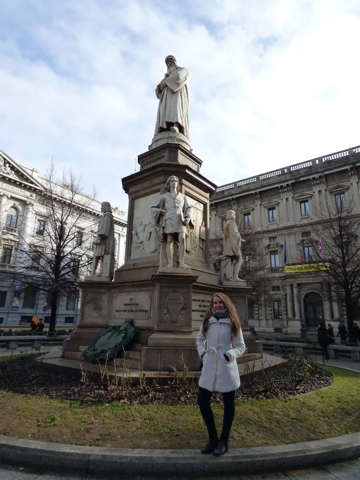 Monument à Léonard de Vinci et femme posant au pied du socle