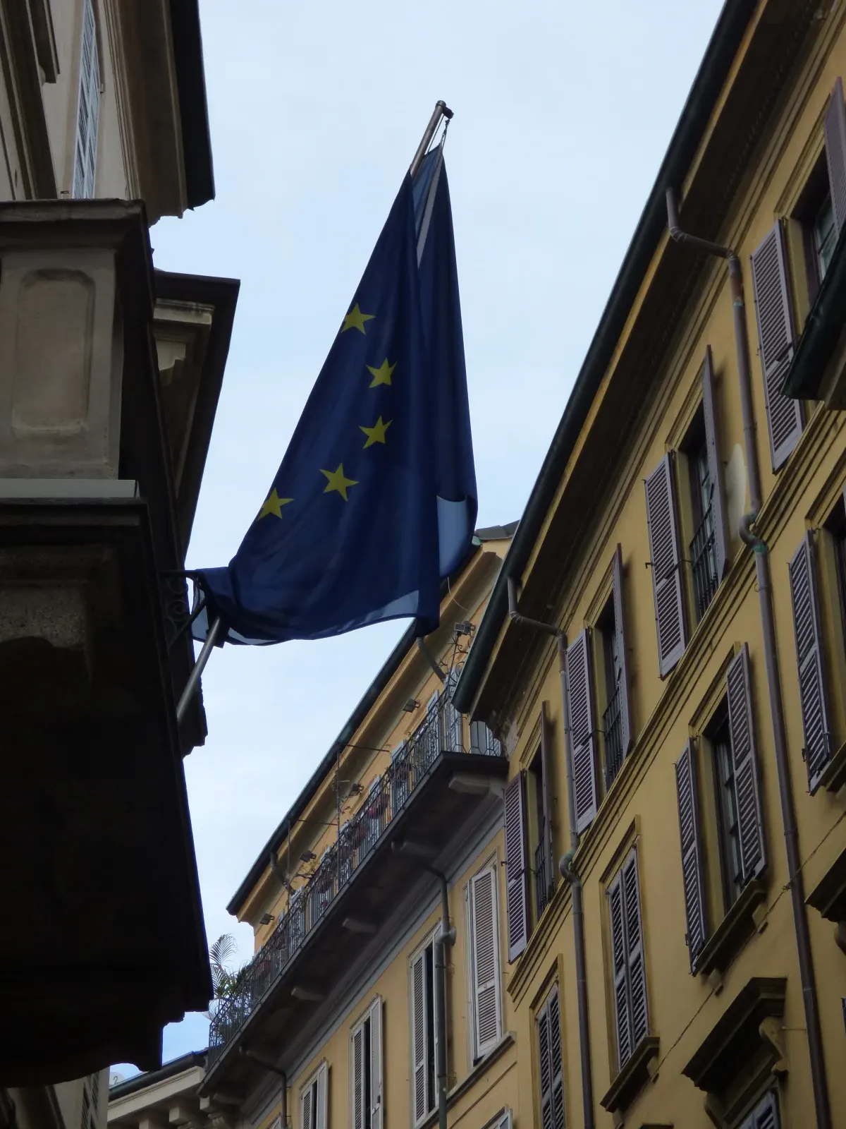 Drapeau européen accroché à une façade jaune