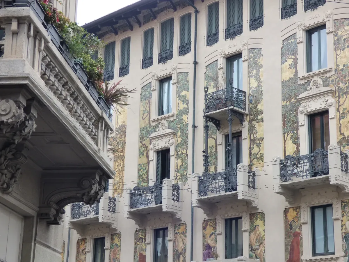 Façade Art nouveau à décor floral et balcons ouvragés
