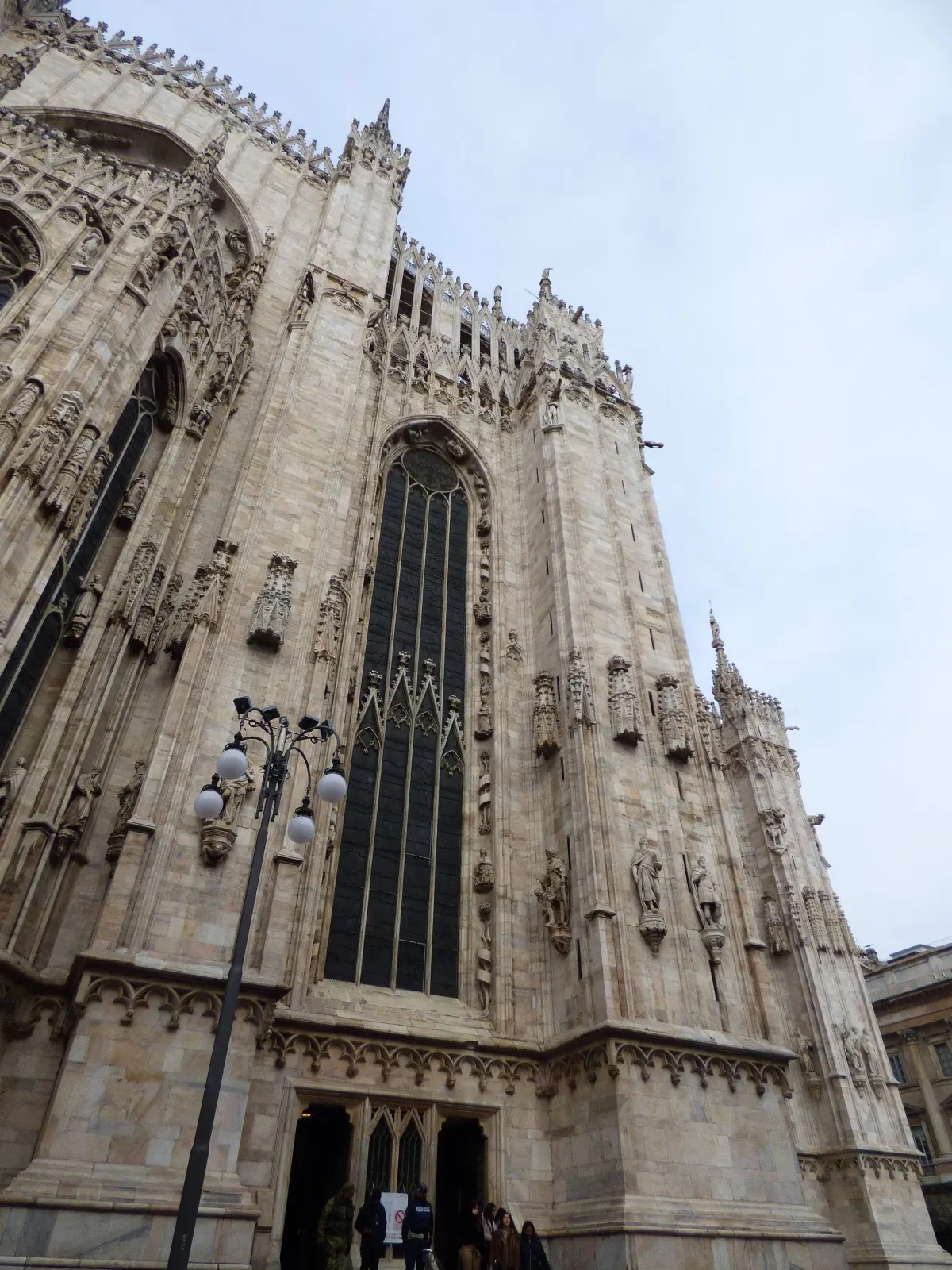 Flanc de la cathédrale hérissé de pinacles de marbre