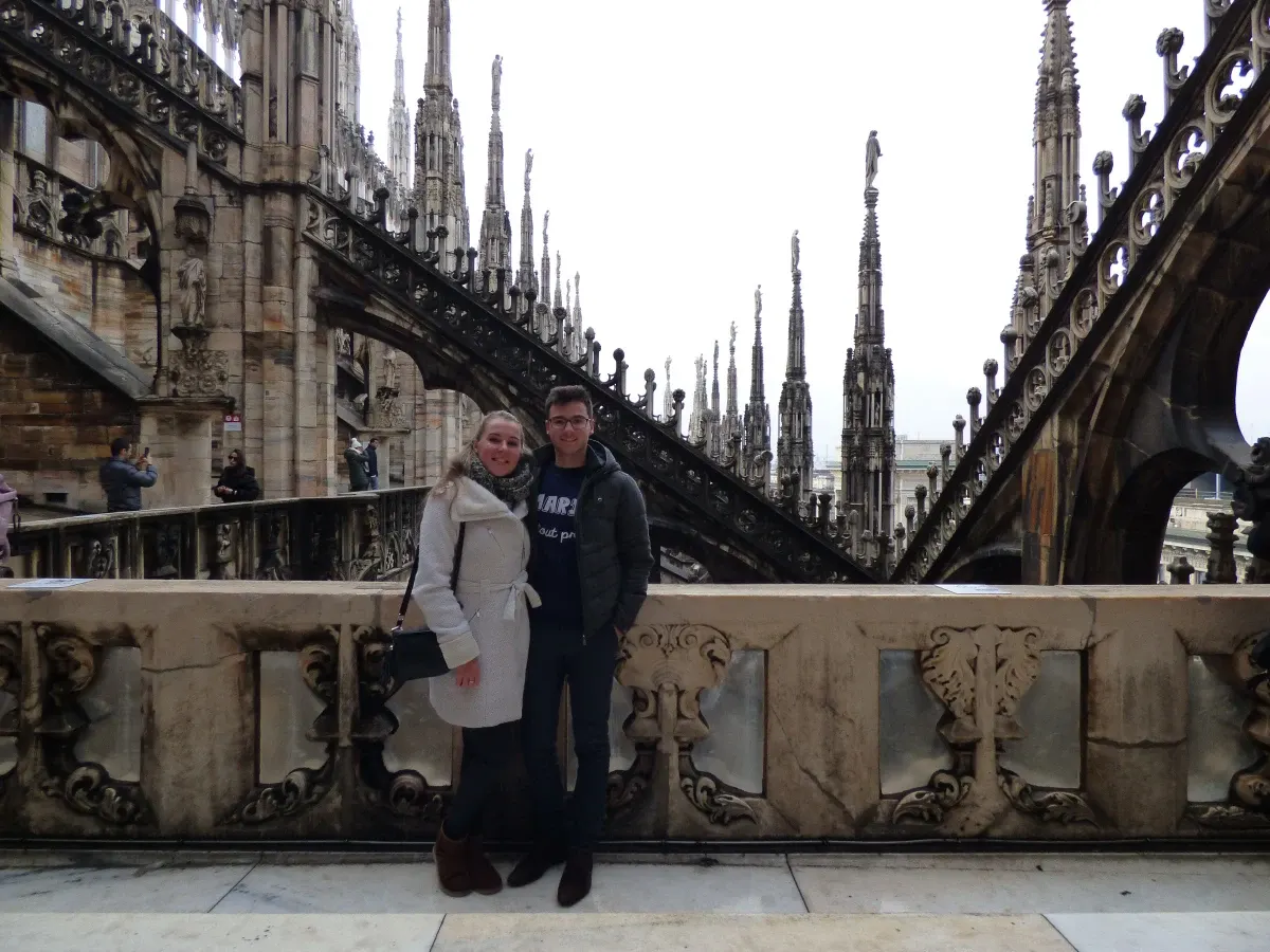 Couple posant sur les terrasses de marbre de la cathédrale