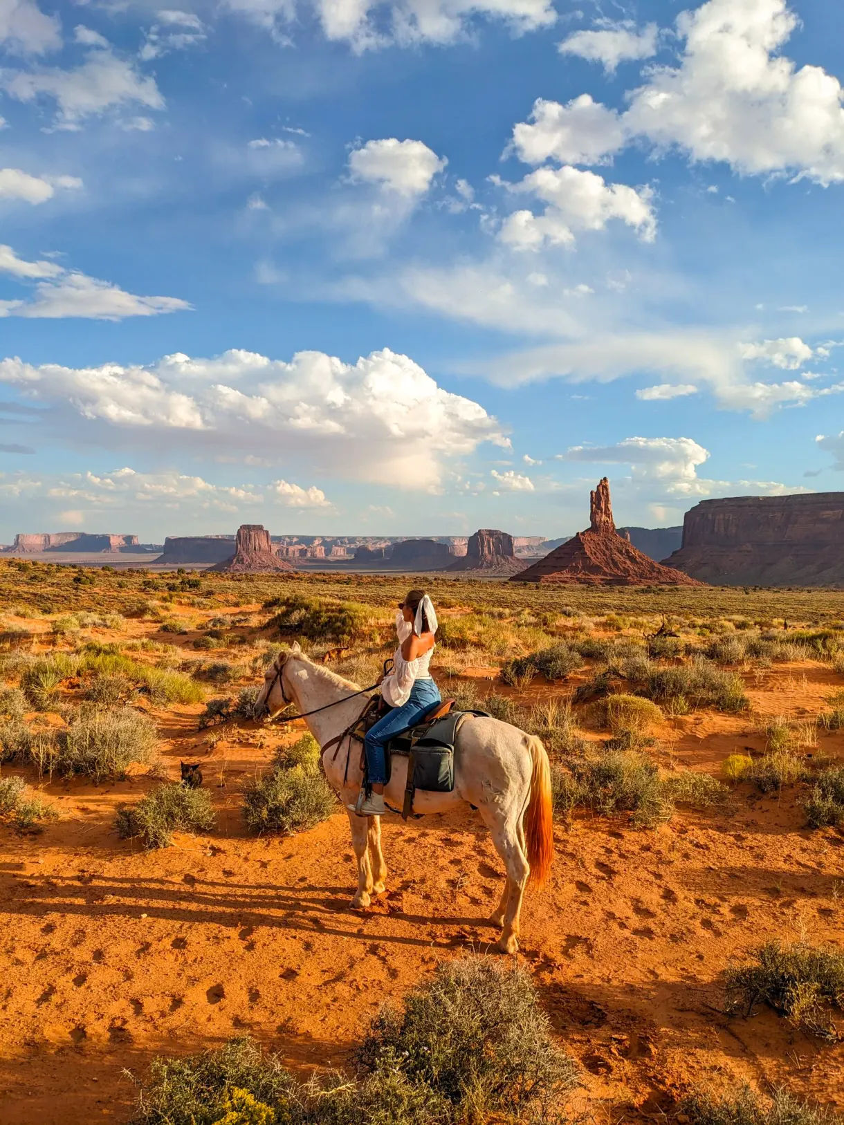 Marie à cheval face aux buttes de Monument Valley, pendant notre roadtrip dans l'Ouest américain